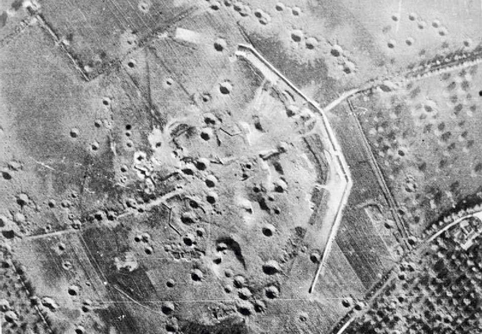 Mervillebatteriet efter de allierades bombanfall. Mervillebatteriet efter de allierades bombanfall.